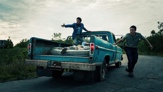 Кадр из 1 серии 1 сезона сериала «Извне»