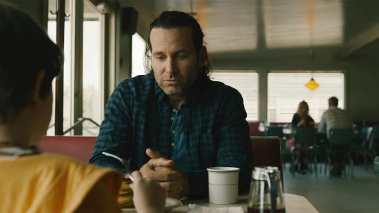 Кадр из 4 серии 1 сезона сериала «Извне»