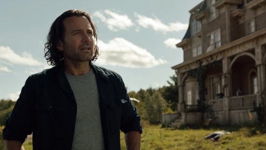 Кадр из 8 серии 1 сезона сериала «Извне»